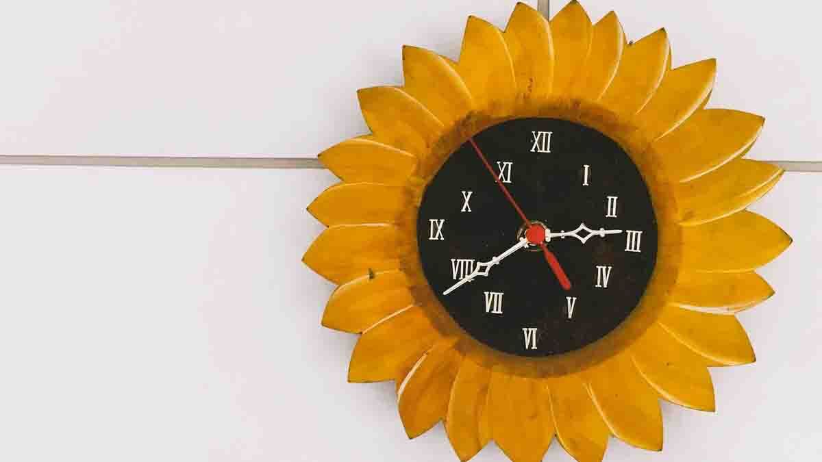 Vastu Tips For Clock: ക്ലോക്കിലെ ബാറ്ററി തീര്‍ന്നോ..? മുട്ടന്‍പണി വരുന്നുണ്ട്