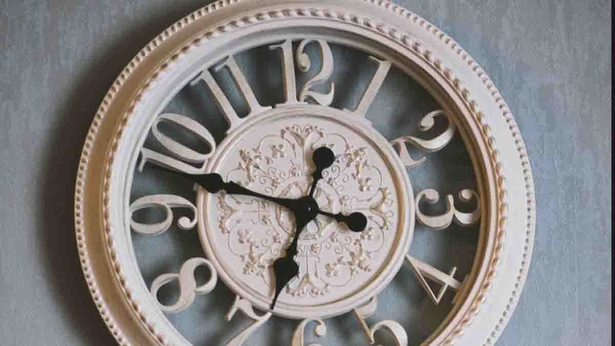 Vastu Tips For Clock: ക്ലോക്കിലെ ബാറ്ററി തീര്‍ന്നോ..? മുട്ടന്‍പണി വരുന്നുണ്ട്
