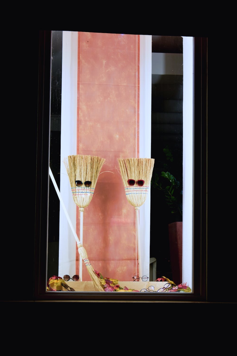 Vastu Tips: വീട്ടില്‍ ചൂല്‍ വെക്കുന്നത് ഇവിടെയാണോ..? എന്നാല്‍ സമ്പത്തെല്ലാം നഷ്ടമാകും