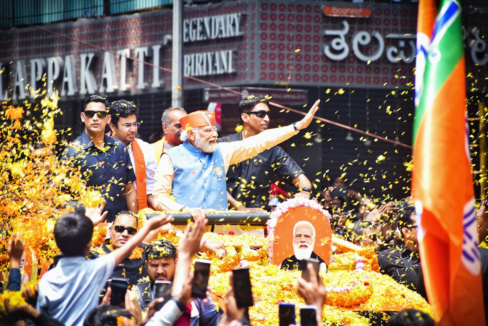 അവസാന ലാപ്പില്‍ ആവേശം വിതറി നരേന്ദ്ര മോദി: ബെംഗളൂരു നഗരത്തെ ഇളക്കി മറിച്ച് റോഡ് ഷോ-ചിത്രങ്ങള്‍ കാണാം