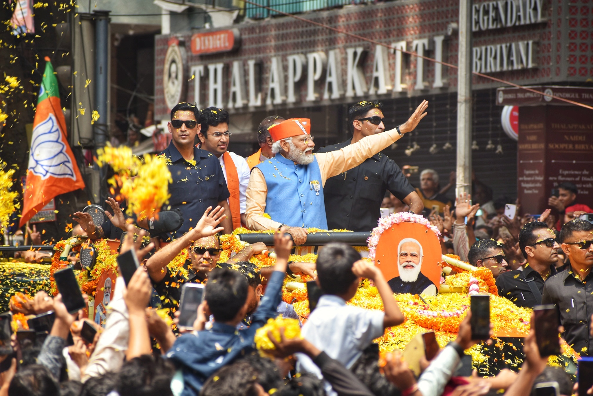 അവസാന ലാപ്പില്‍ ആവേശം വിതറി നരേന്ദ്ര മോദി: ബെംഗളൂരു നഗരത്തെ ഇളക്കി മറിച്ച് റോഡ് ഷോ-ചിത്രങ്ങള്‍ കാണാം