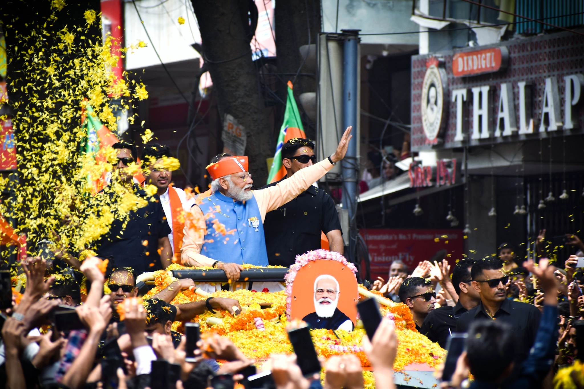 അവസാന ലാപ്പില്‍ ആവേശം വിതറി നരേന്ദ്ര മോദി: ബെംഗളൂരു നഗരത്തെ ഇളക്കി മറിച്ച് റോഡ് ഷോ-ചിത്രങ്ങള്‍ കാണാം