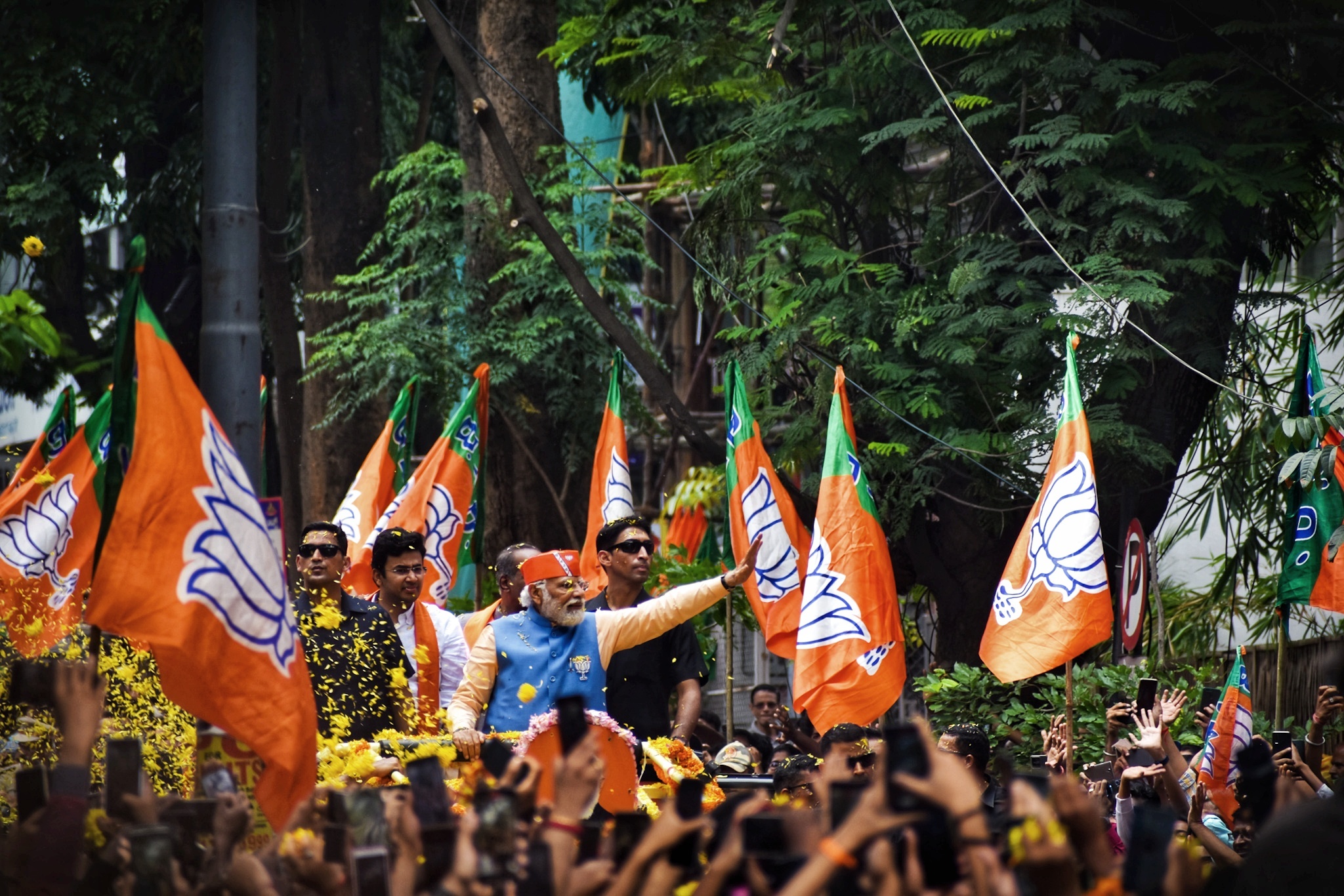 അവസാന ലാപ്പില്‍ ആവേശം വിതറി നരേന്ദ്ര മോദി: ബെംഗളൂരു നഗരത്തെ ഇളക്കി മറിച്ച് റോഡ് ഷോ-ചിത്രങ്ങള്‍ കാണാം