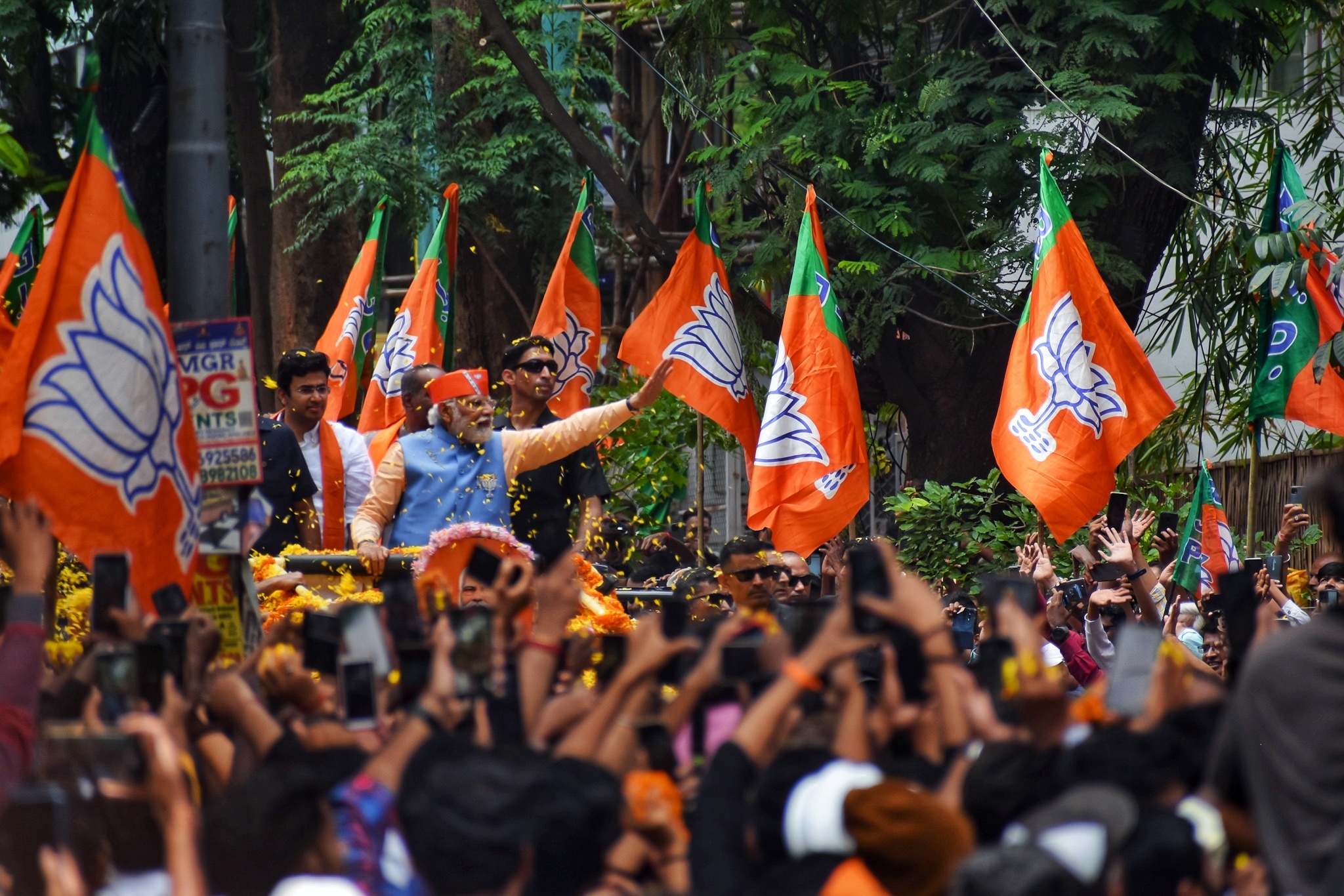 അവസാന ലാപ്പില്‍ ആവേശം വിതറി നരേന്ദ്ര മോദി: ബെംഗളൂരു നഗരത്തെ ഇളക്കി മറിച്ച് റോഡ് ഷോ-ചിത്രങ്ങള്‍ കാണാം