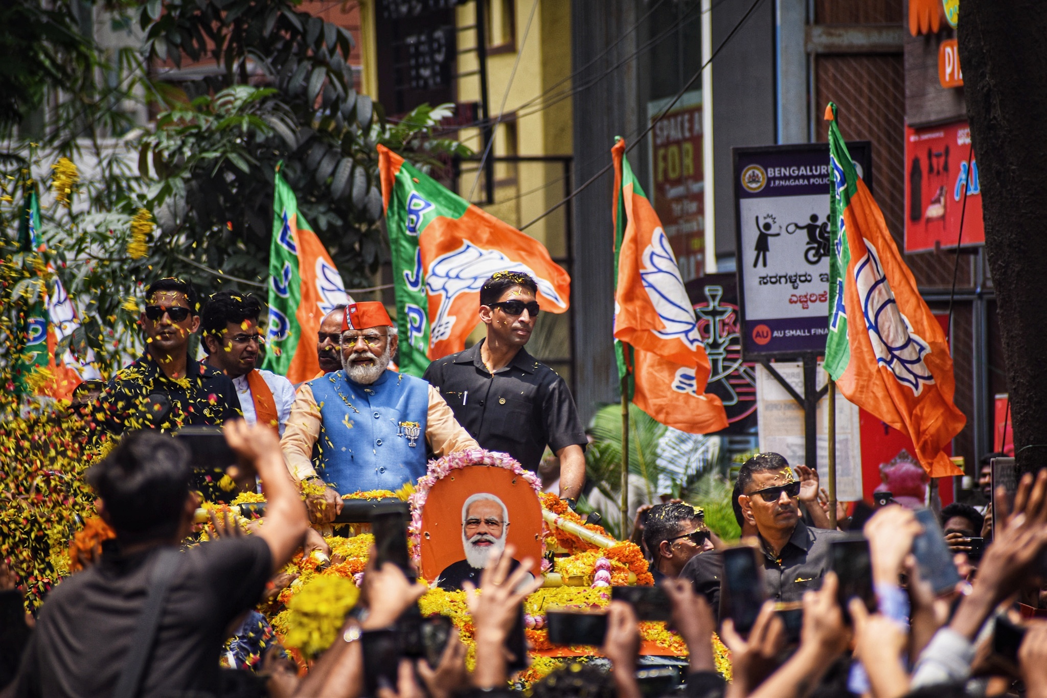 അവസാന ലാപ്പില്‍ ആവേശം വിതറി നരേന്ദ്ര മോദി: ബെംഗളൂരു നഗരത്തെ ഇളക്കി മറിച്ച് റോഡ് ഷോ-ചിത്രങ്ങള്‍ കാണാം