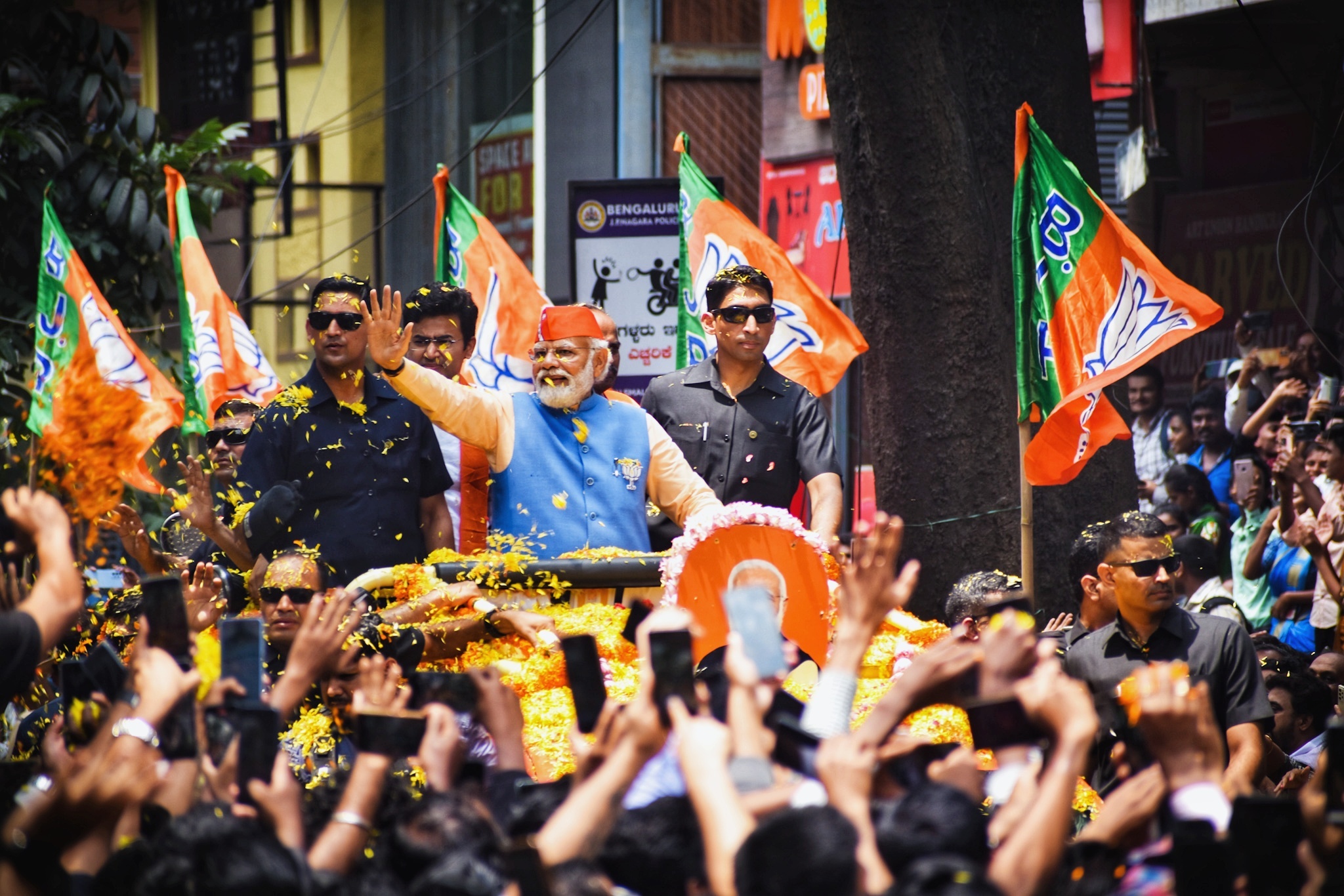 അവസാന ലാപ്പില്‍ ആവേശം വിതറി നരേന്ദ്ര മോദി: ബെംഗളൂരു നഗരത്തെ ഇളക്കി മറിച്ച് റോഡ് ഷോ-ചിത്രങ്ങള്‍ കാണാം