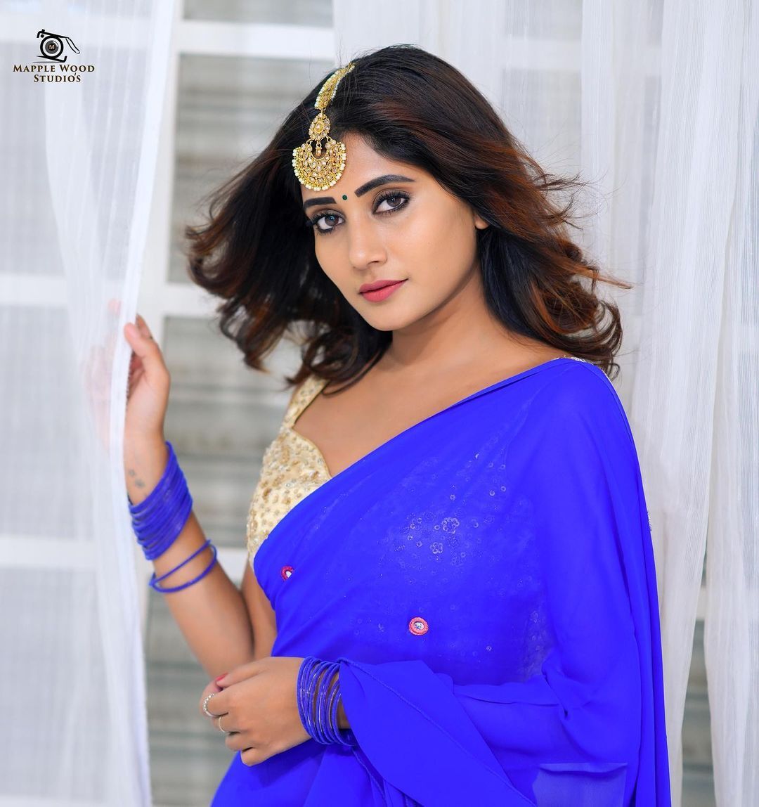 వాసంతి కృష్ణన్ వలపుల విందు.. లేలేత అందాలతో చిత్తు చేస్తున్న బ్యూటీ..