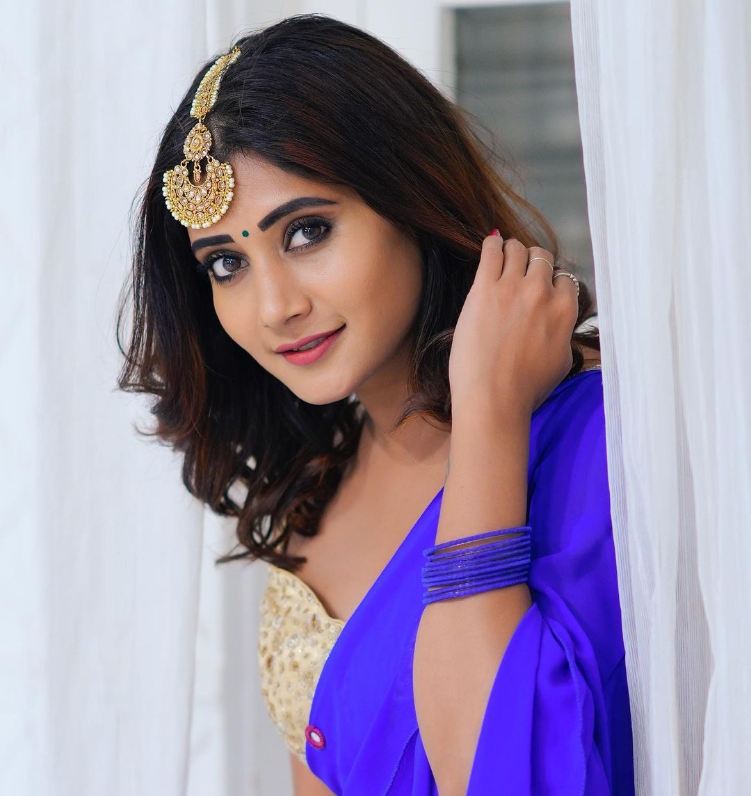 వాసంతి కృష్ణన్ వలపుల విందు.. లేలేత అందాలతో చిత్తు చేస్తున్న బ్యూటీ..
