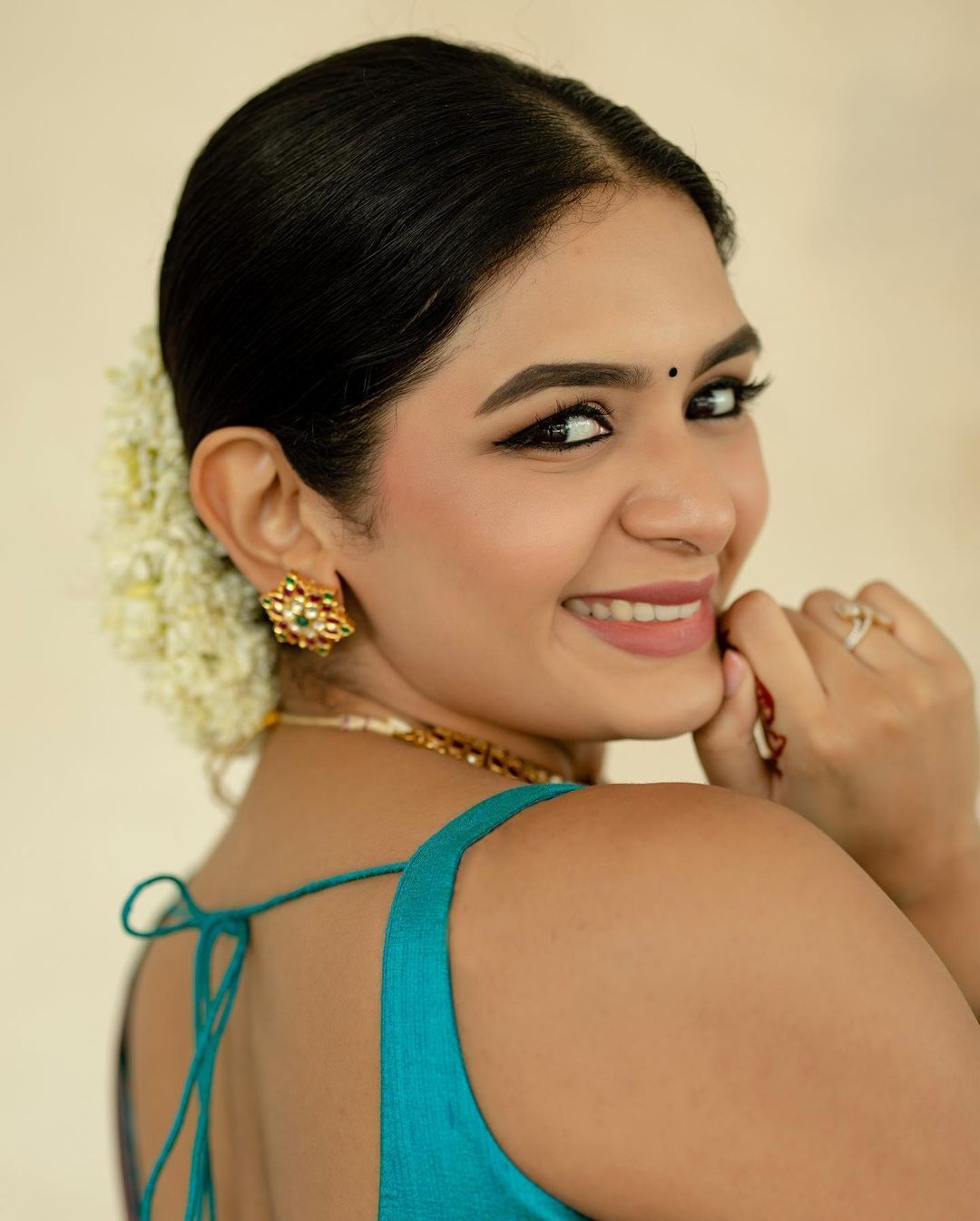 కవ్వించే అందాలతో కుర్రకారు హృదయాలను కొల్లగొట్టేస్తున్న అదితి శంకర్.