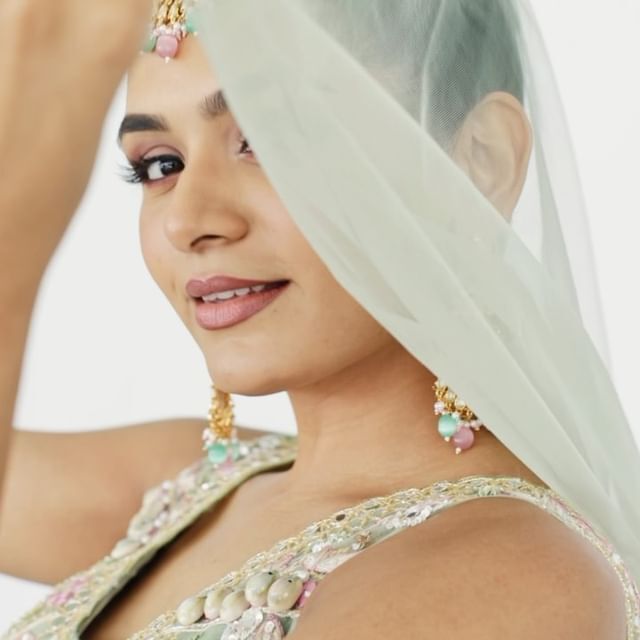 కవ్వించే అందాలతో కుర్రకారు హృదయాలను కొల్లగొట్టేస్తున్న అదితి శంకర్.