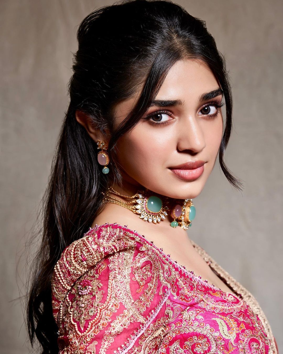కవ్వించే అందాలతో మనసు దోచేస్తున్న కృతి శెట్టి.