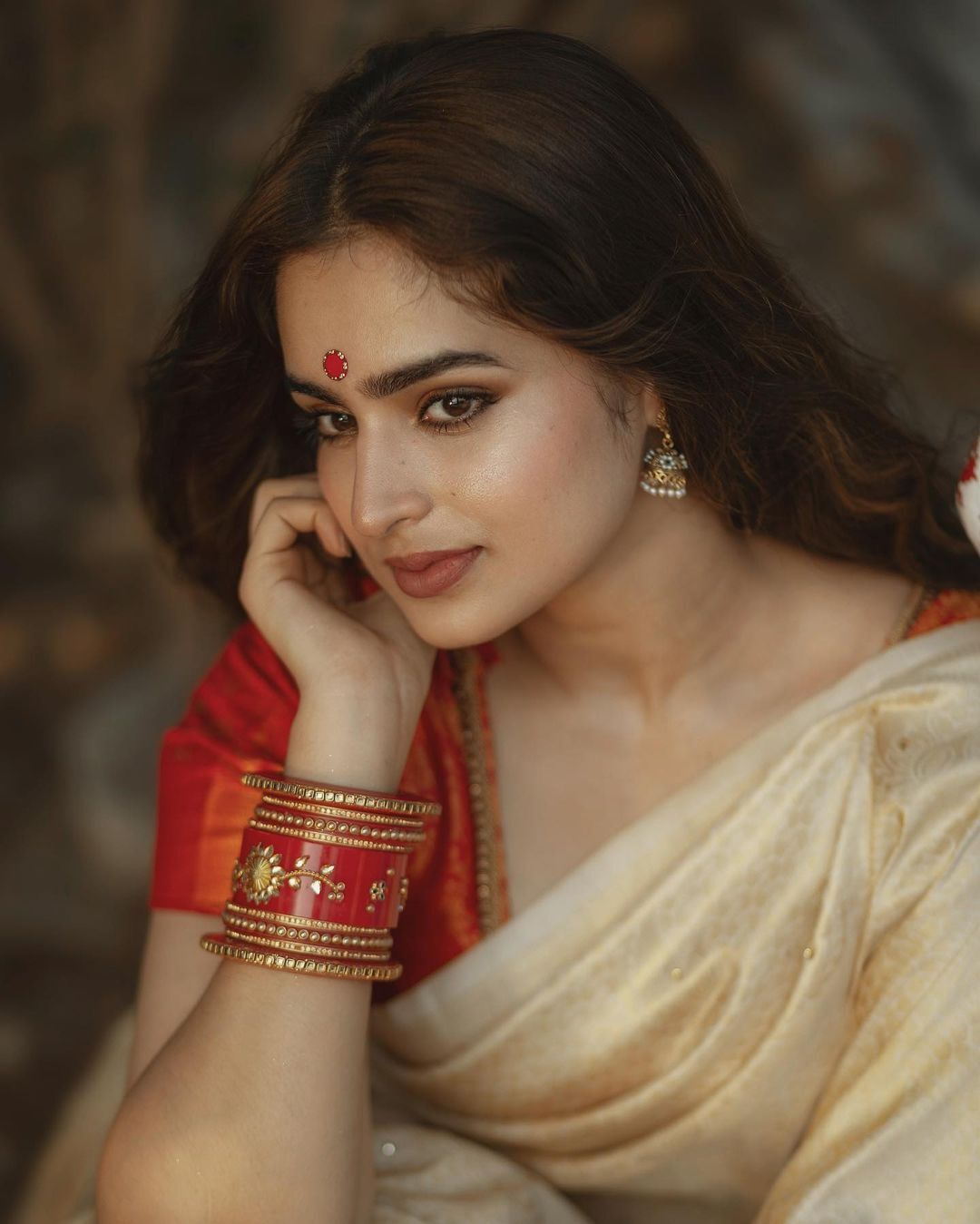 ఆయేషా ఖాన్ అందాల జాతర.. కుర్రకారులో సెగలు పుట్టిస్తున్న బ్యూటీ..!