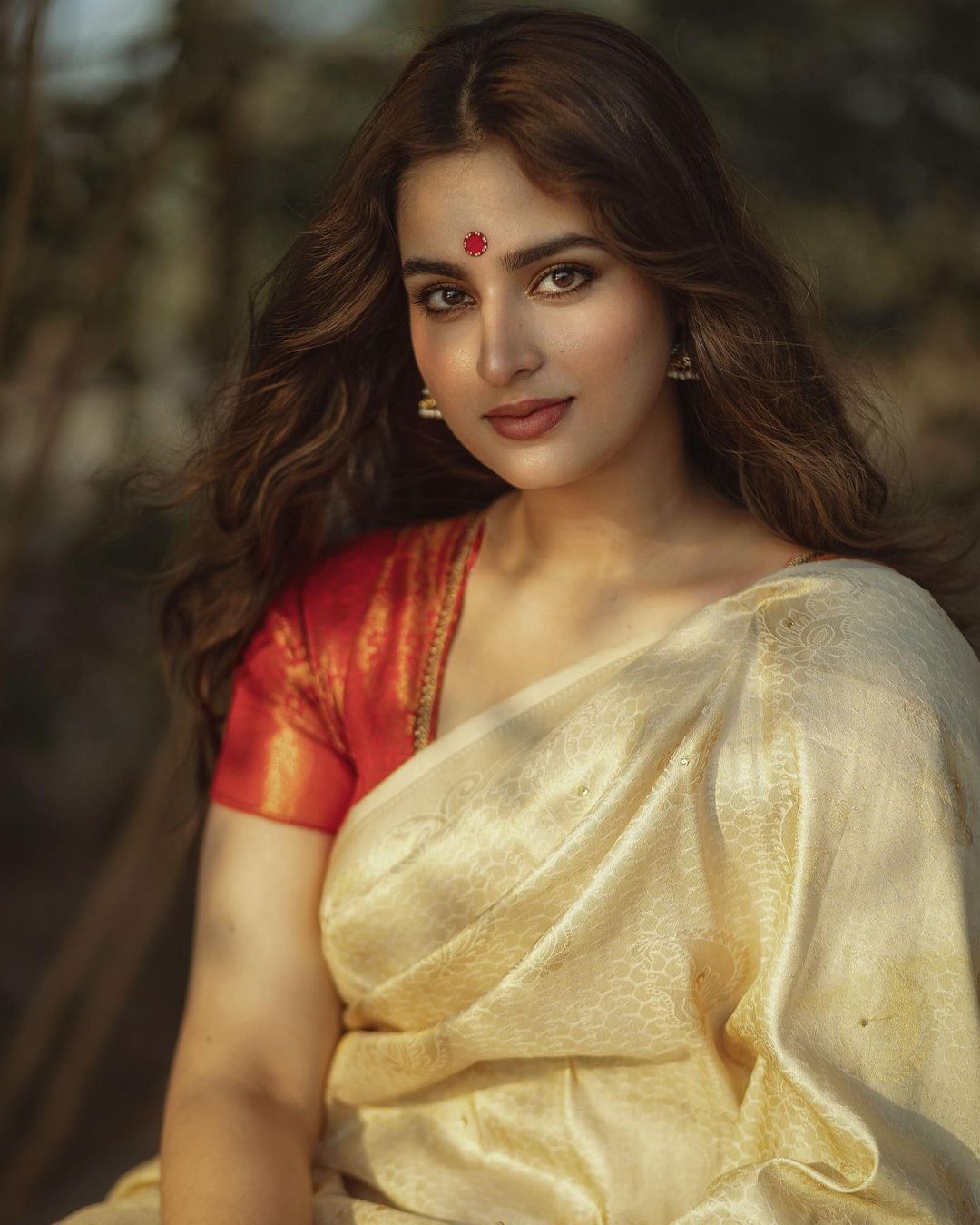 ఆయేషా ఖాన్ అందాల జాతర.. కుర్రకారులో సెగలు పుట్టిస్తున్న బ్యూటీ..!