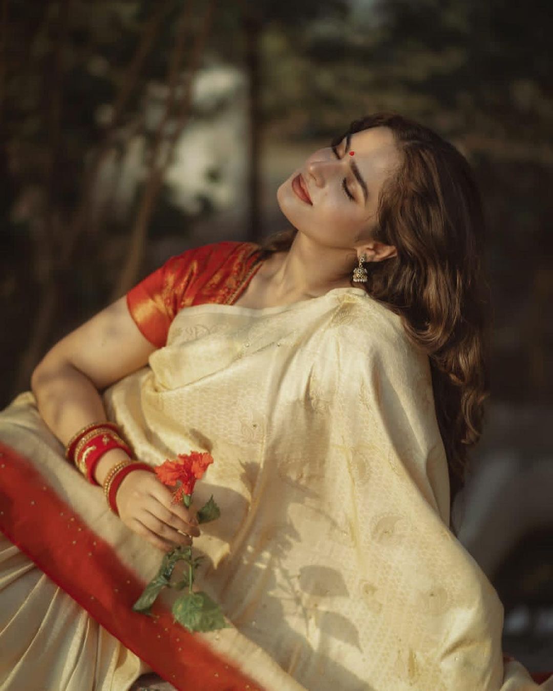 ఆయేషా ఖాన్ అందాల జాతర.. కుర్రకారులో సెగలు పుట్టిస్తున్న బ్యూటీ..!