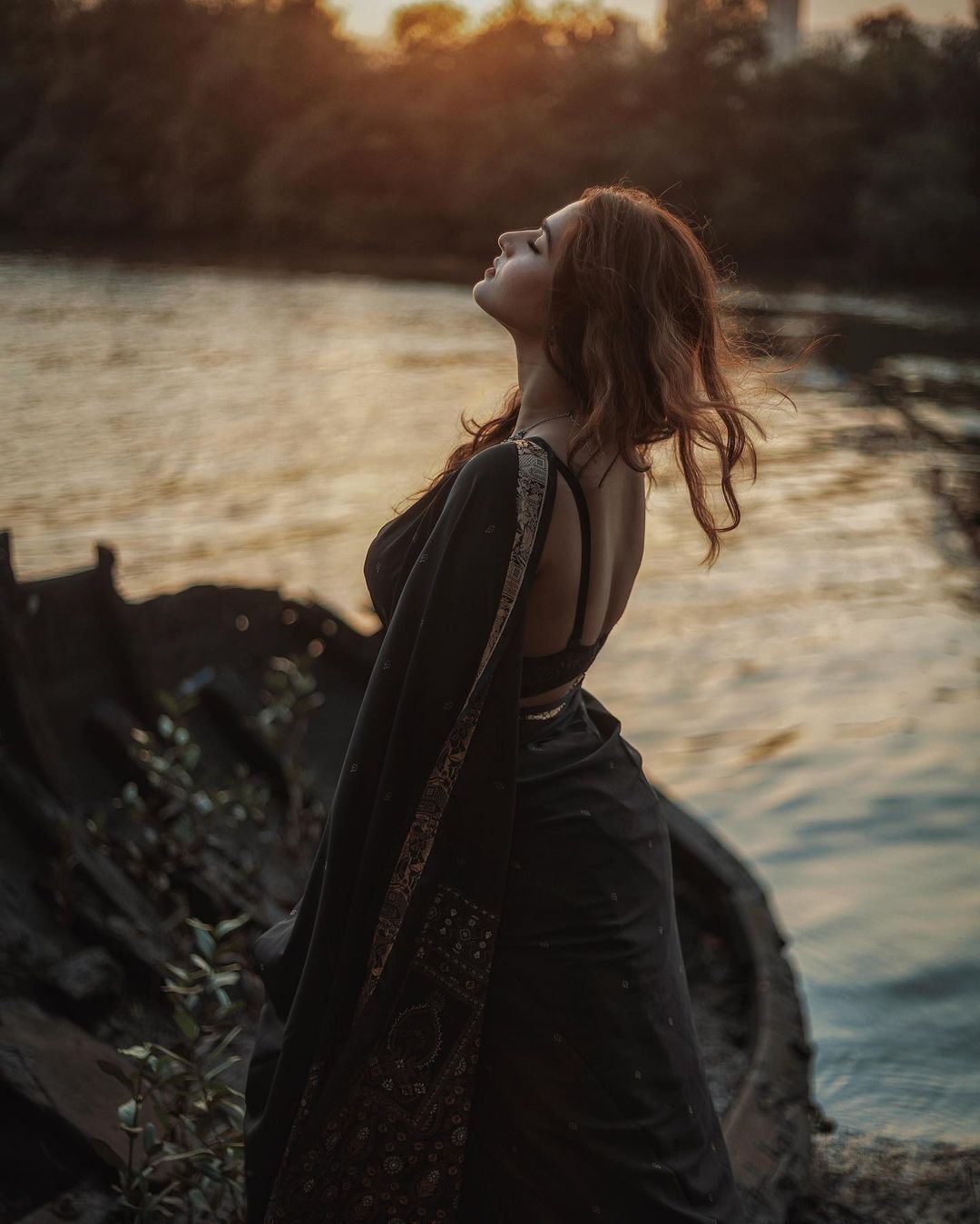 ఆయేషా ఖాన్ అందాల జాతర.. కుర్రకారులో సెగలు పుట్టిస్తున్న బ్యూటీ..!