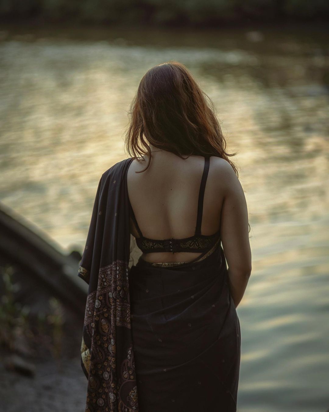 ఆయేషా ఖాన్ అందాల జాతర.. కుర్రకారులో సెగలు పుట్టిస్తున్న బ్యూటీ..!