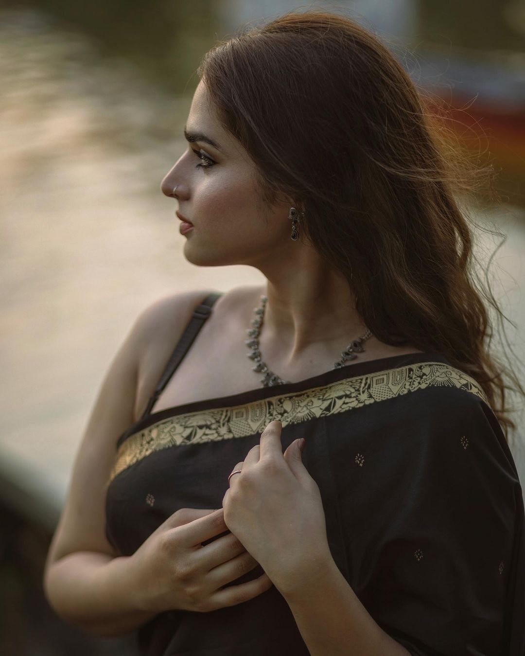 ఆయేషా ఖాన్ అందాల జాతర.. కుర్రకారులో సెగలు పుట్టిస్తున్న బ్యూటీ..!