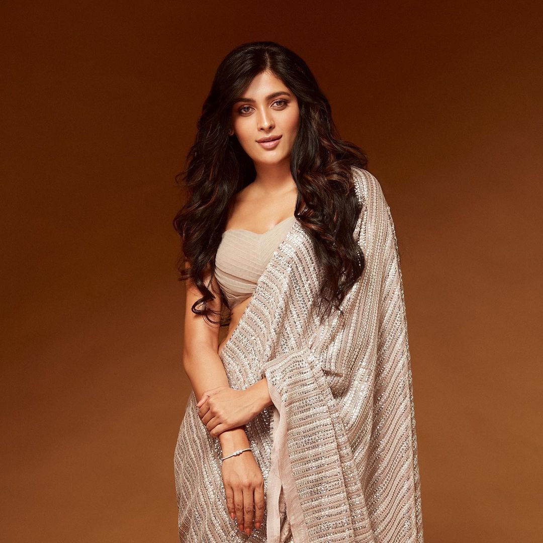 గీతిక తివారీ అందాల విందు.. తేజ బ్యూటీ బాగానే వడ్డించేస్తుందిగా..!