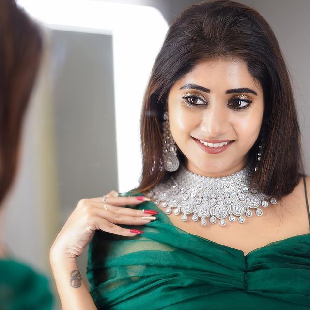 వాసంతి వలపుల వయ్యారాలు.. ఇంతకాలం ఈ సొగసులను ఎక్కడ దాచావ్ బ్యూటీ..!