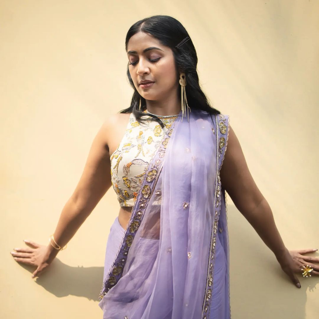 Navya Nair: സിംപിൾ ആന്റ് സുപ്പർ... സ്റ്റൈലൻ ചിത്രങ്ങളുമായി നവ്യ നായർ; ജാനേ ജാനകി പ്രമോഷണൽ ലുക്കിൽ നടി
