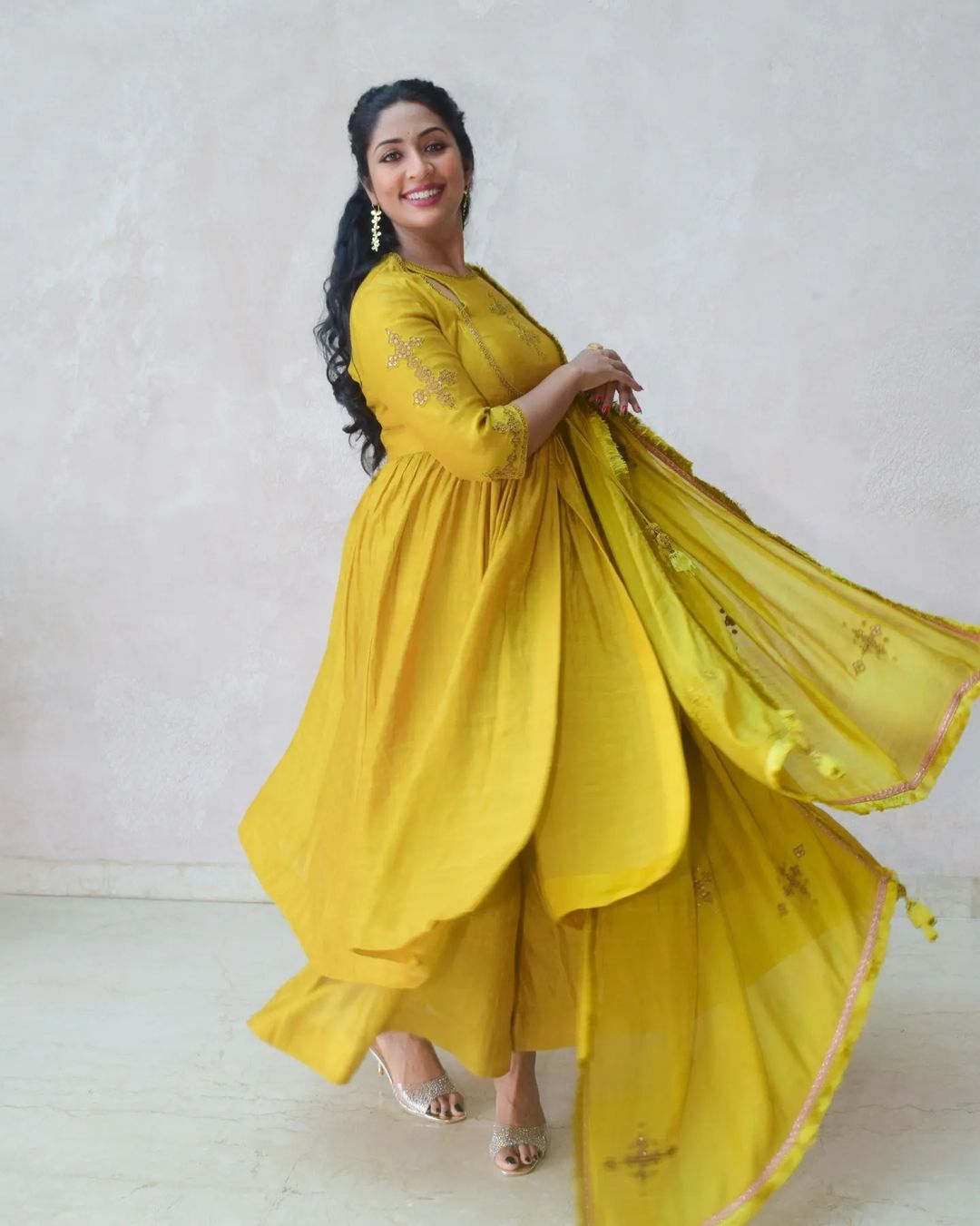 Navya Nair: സിംപിൾ ആന്റ് സുപ്പർ... സ്റ്റൈലൻ ചിത്രങ്ങളുമായി നവ്യ നായർ; ജാനേ ജാനകി പ്രമോഷണൽ ലുക്കിൽ നടി