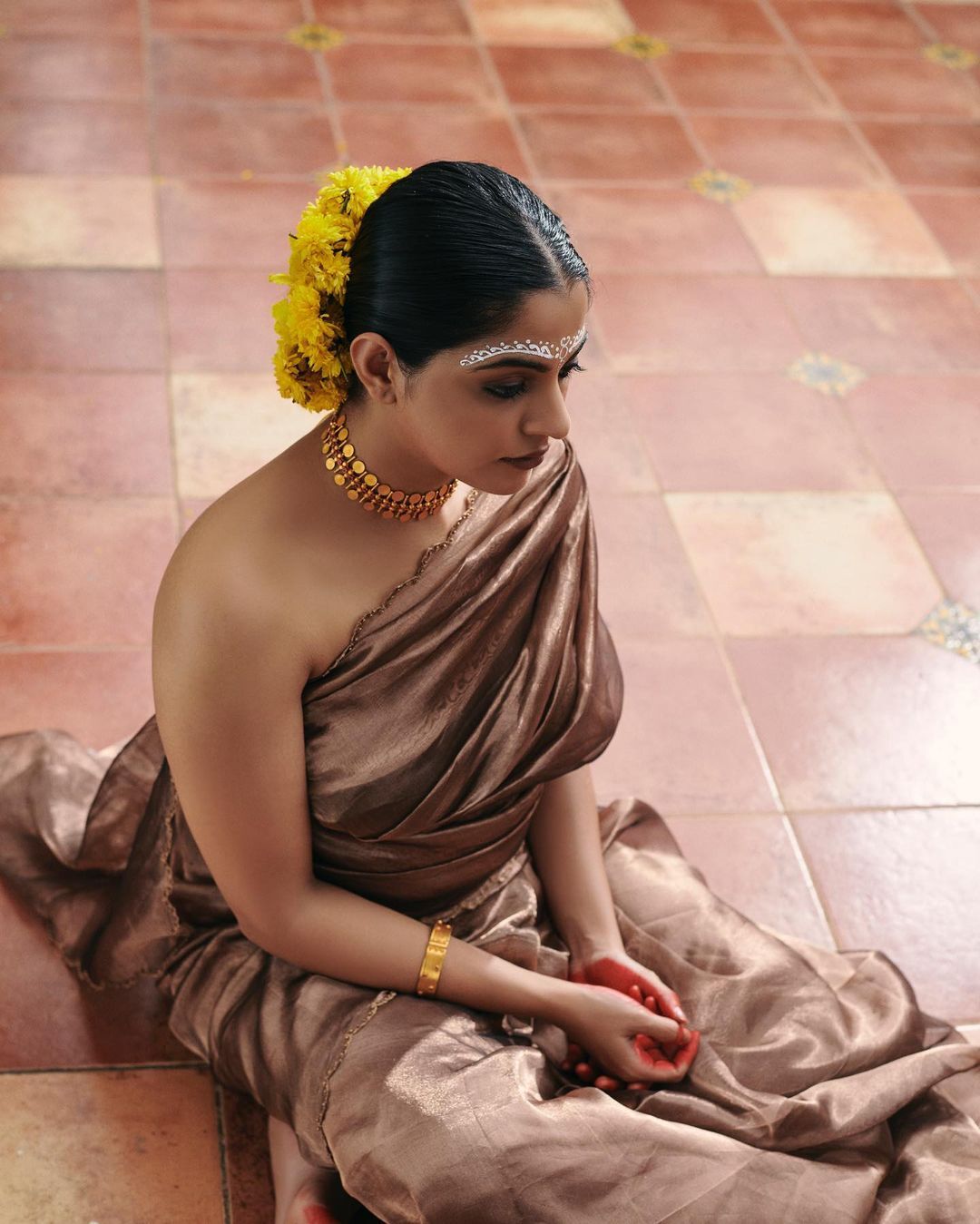 Nikhila Vimal: എയ്ഞ്ചൽ ഇൻ ടൗൺ.... വെള്ളയിൽ കലക്കൻ ലുക്കുമായി നിഖില വിമൽ; താരത്തിന്റെ പുതിയ ചിത്രങ്ങൾ കാണാം