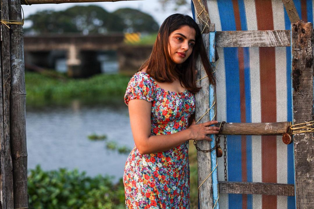 Nikhila Vimal: എയ്ഞ്ചൽ ഇൻ ടൗൺ.... വെള്ളയിൽ കലക്കൻ ലുക്കുമായി നിഖില വിമൽ; താരത്തിന്റെ പുതിയ ചിത്രങ്ങൾ കാണാം