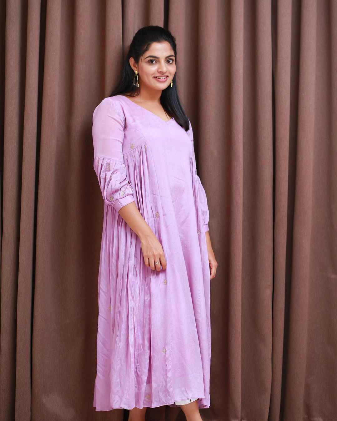 Nikhila Vimal: എയ്ഞ്ചൽ ഇൻ ടൗൺ.... വെള്ളയിൽ കലക്കൻ ലുക്കുമായി നിഖില വിമൽ; താരത്തിന്റെ പുതിയ ചിത്രങ്ങൾ കാണാം