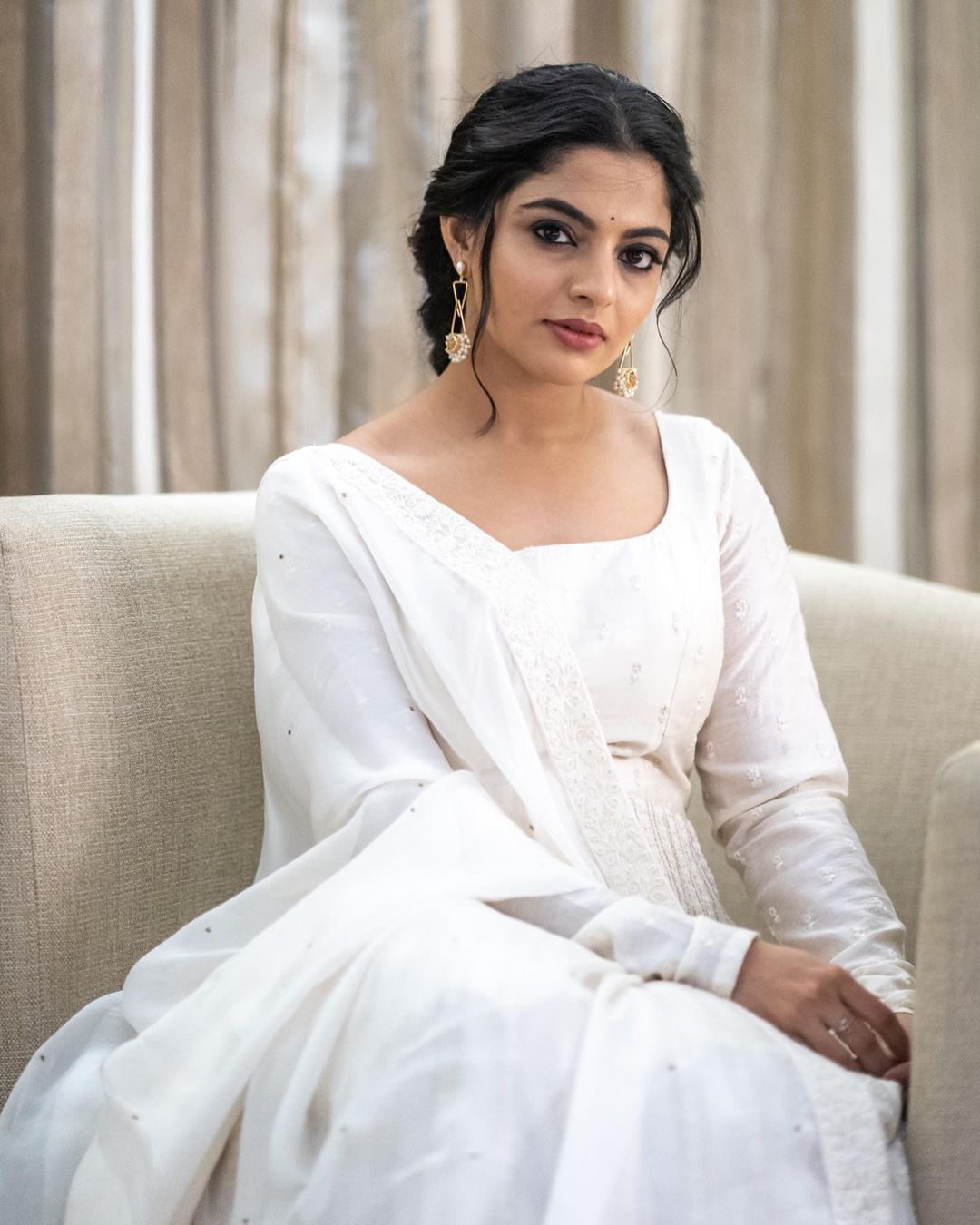 Nikhila Vimal: എയ്ഞ്ചൽ ഇൻ ടൗൺ.... വെള്ളയിൽ കലക്കൻ ലുക്കുമായി നിഖില വിമൽ; താരത്തിന്റെ പുതിയ ചിത്രങ്ങൾ കാണാം