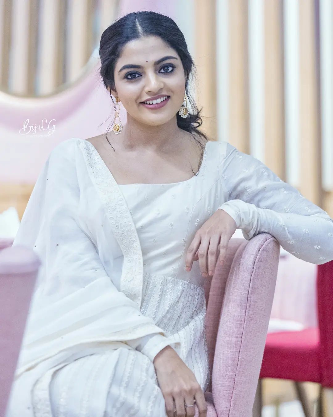 Nikhila Vimal: എയ്ഞ്ചൽ ഇൻ ടൗൺ.... വെള്ളയിൽ കലക്കൻ ലുക്കുമായി നിഖില വിമൽ; താരത്തിന്റെ പുതിയ ചിത്രങ്ങൾ കാണാം