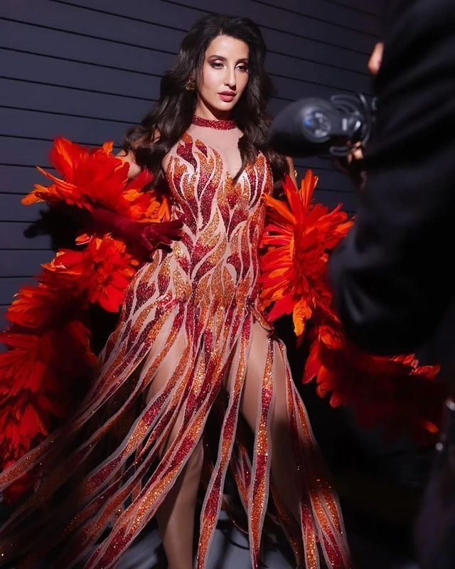 IIFA 2023: नोरा फतेही की ड्रेस में ऐसी जगह लगा कट, तस्वीरें Zoom कर के देख रहे हैं फैंस