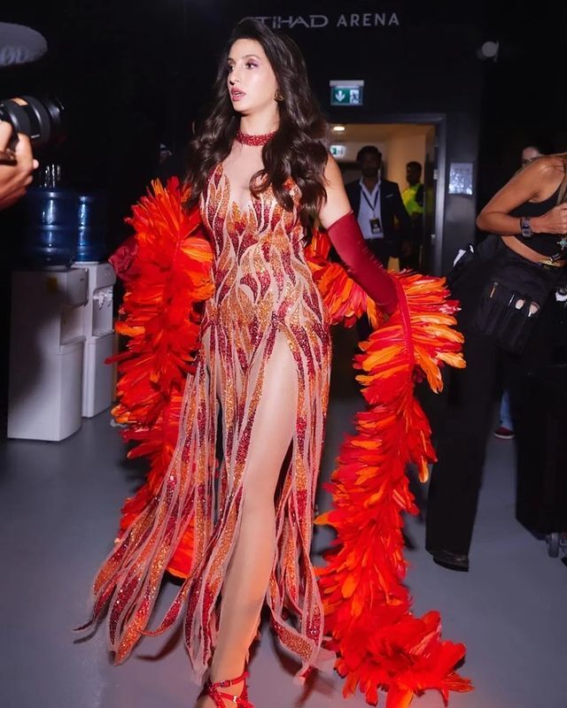 IIFA 2023: नोरा फतेही की ड्रेस में ऐसी जगह लगा कट, तस्वीरें Zoom कर के देख रहे हैं फैंस