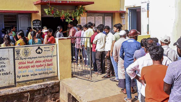 Karnataka Assembly Election 2023: കര്‍ണാടകത്തില്‍ പ്രതീക്ഷയോടെ പാര്‍ട്ടികള്‍; യെഡിയൂരപ്പയും സിദ്ധരാമയ്യയും വോട്ട് രേഖപ്പെടുത്തി, ചിത്രങ്ങള്‍ കാണാം