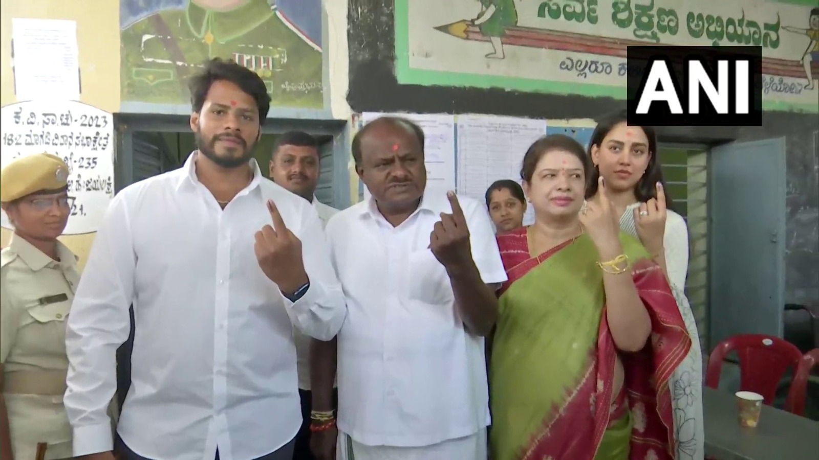 Karnataka Assembly Election 2023: കര്‍ണാടകത്തില്‍ പ്രതീക്ഷയോടെ പാര്‍ട്ടികള്‍; യെഡിയൂരപ്പയും സിദ്ധരാമയ്യയും വോട്ട് രേഖപ്പെടുത്തി, ചിത്രങ്ങള്‍ കാണാം