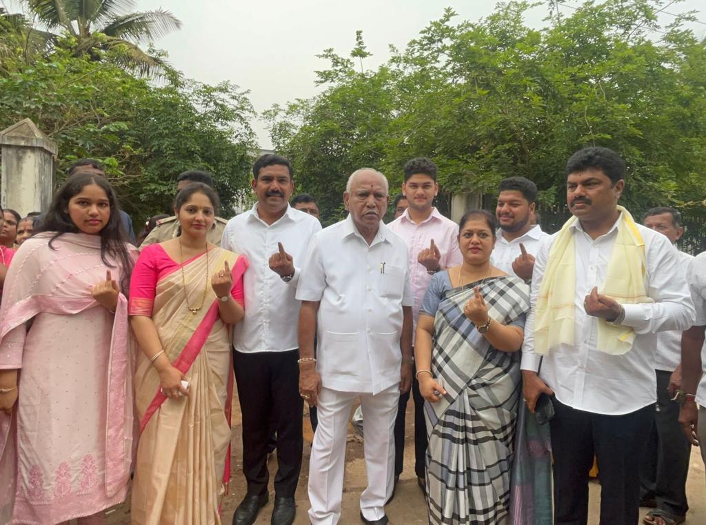 Karnataka Assembly Election 2023: കര്‍ണാടകത്തില്‍ പ്രതീക്ഷയോടെ പാര്‍ട്ടികള്‍; യെഡിയൂരപ്പയും സിദ്ധരാമയ്യയും വോട്ട് രേഖപ്പെടുത്തി, ചിത്രങ്ങള്‍ കാണാം