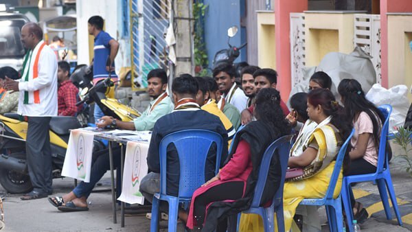 Karnataka Assembly Election 2023: കര്‍ണാടകത്തില്‍ പ്രതീക്ഷയോടെ പാര്‍ട്ടികള്‍; യെഡിയൂരപ്പയും സിദ്ധരാമയ്യയും വോട്ട് രേഖപ്പെടുത്തി, ചിത്രങ്ങള്‍ കാണാം