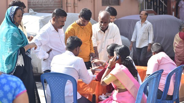 Karnataka Assembly Election 2023: കര്‍ണാടകത്തില്‍ പ്രതീക്ഷയോടെ പാര്‍ട്ടികള്‍; യെഡിയൂരപ്പയും സിദ്ധരാമയ്യയും വോട്ട് രേഖപ്പെടുത്തി, ചിത്രങ്ങള്‍ കാണാം