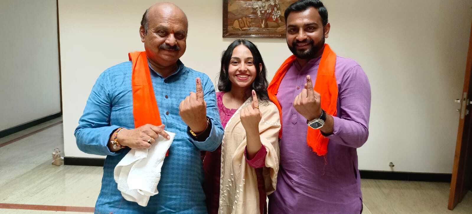 Karnataka Assembly Election 2023: കര്‍ണാടകത്തില്‍ പ്രതീക്ഷയോടെ പാര്‍ട്ടികള്‍; യെഡിയൂരപ്പയും സിദ്ധരാമയ്യയും വോട്ട് രേഖപ്പെടുത്തി, ചിത്രങ്ങള്‍ കാണാം