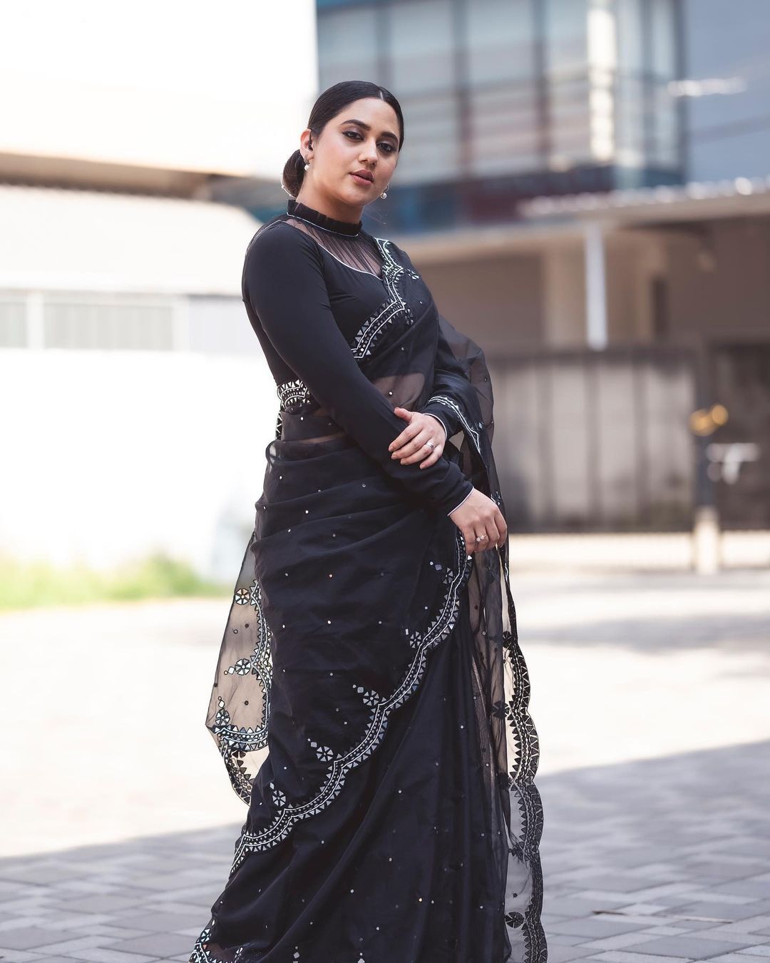 Miya George: ബ്യൂട്ടി ഇൻ ബ്ലാക്ക്... കറുപ്പിൽ സൂപ്പർ ലുക്കിൽ മിയ ജോർജ്; സ്റ്റൈലൻ മേക്കോവറുമായി തെന്നിന്ത്യൻ സുന്ദരി