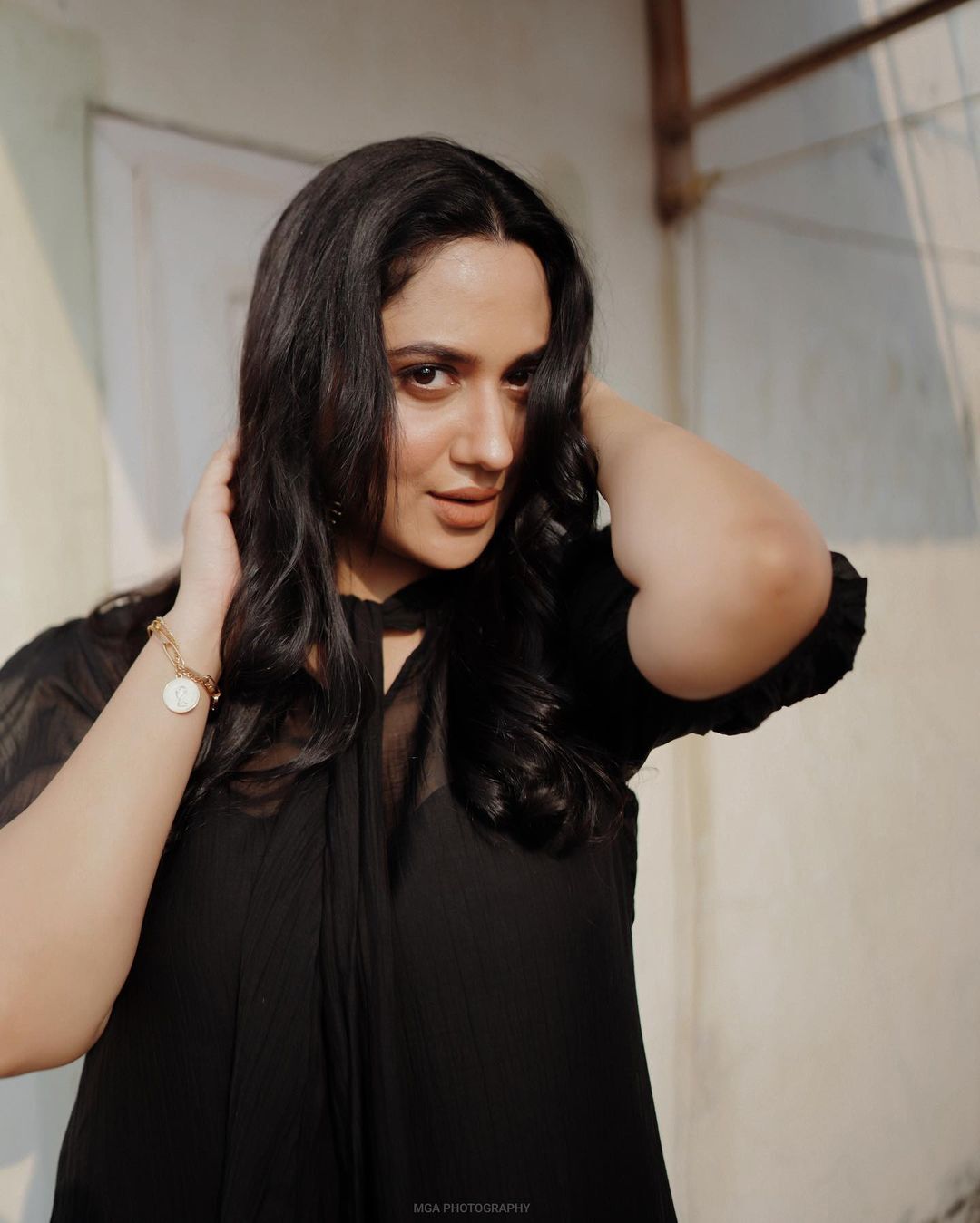 Miya George: ബ്യൂട്ടി ഇൻ ബ്ലാക്ക്... കറുപ്പിൽ സൂപ്പർ ലുക്കിൽ മിയ ജോർജ്; സ്റ്റൈലൻ മേക്കോവറുമായി തെന്നിന്ത്യൻ സുന്ദരി