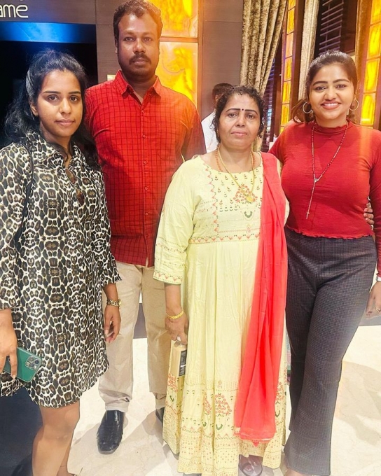 PHOTOS : இவங்களுக்கு இவ்வளவு பெரிய தங்கையா? முதல் முறையாக தனது குடும்ப புகைப்படத்தை இன்ஸ்டாவில் பதிவிட்ட ஷாலு ஷம்மு.. 