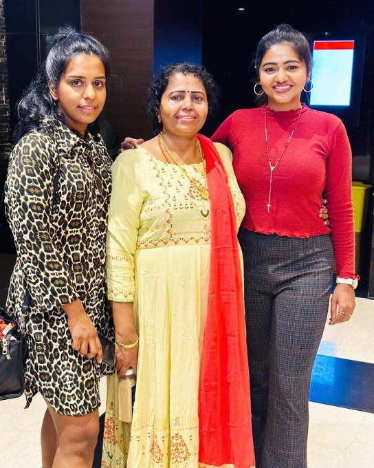 PHOTOS : இவங்களுக்கு இவ்வளவு பெரிய தங்கையா? முதல் முறையாக தனது குடும்ப புகைப்படத்தை இன்ஸ்டாவில் பதிவிட்ட ஷாலு ஷம்மு.. 