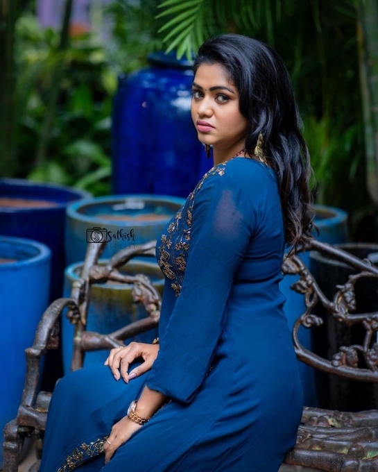 PHOTOS : இவங்களுக்கு இவ்வளவு பெரிய தங்கையா? முதல் முறையாக தனது குடும்ப புகைப்படத்தை இன்ஸ்டாவில் பதிவிட்ட ஷாலு ஷம்மு.. 