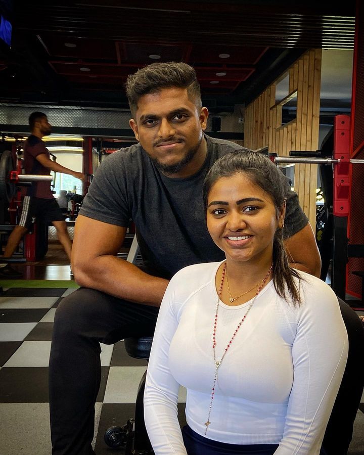 PHOTOS : இவங்களுக்கு இவ்வளவு பெரிய தங்கையா? முதல் முறையாக தனது குடும்ப புகைப்படத்தை இன்ஸ்டாவில் பதிவிட்ட ஷாலு ஷம்மு.. 