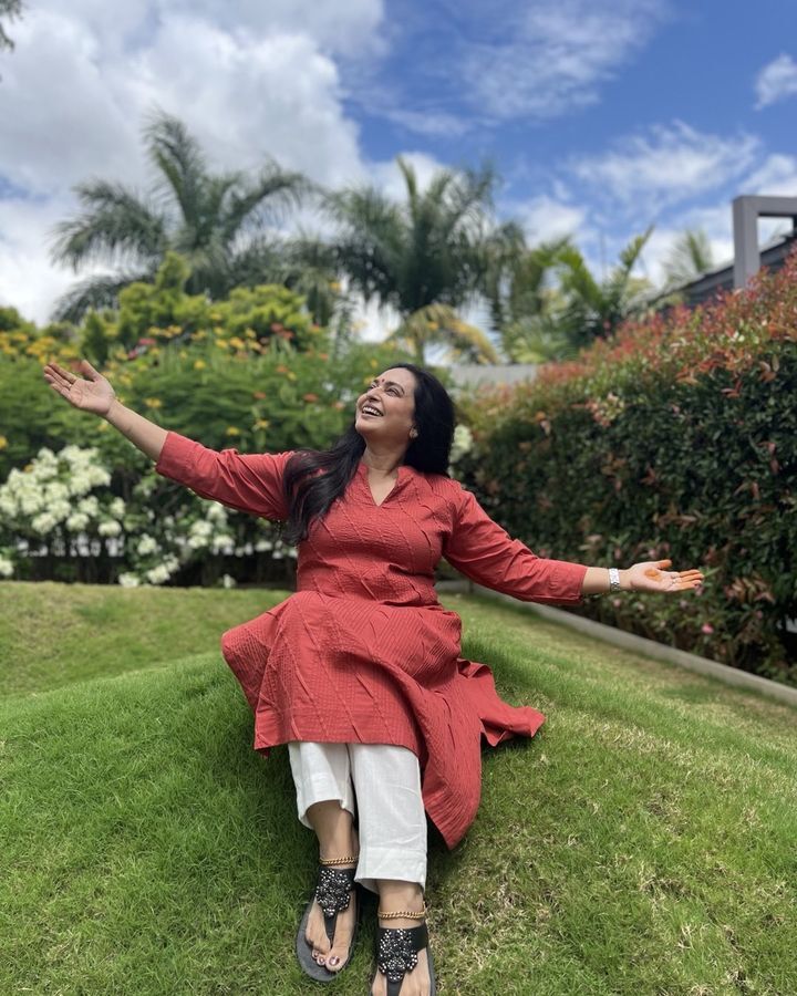 PHOTOS : கிராமத்து  வாழ்க்கையை என்ஜோய் பண்ணும் சீரியல் நடிகை.. இணையத்தை கலக்கும் புகைப்படங்கள்.. 