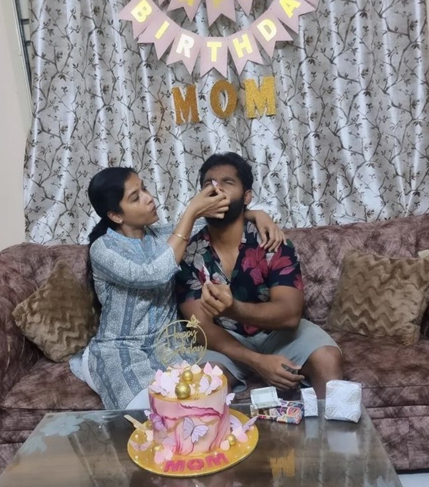 PHOTOS : குடும்பத்துடன் கேக் கெட்டி பிறந்தநாள் கொண்டாடிய 'செம்பருத்தி' சீரியல் நடிகை.. இணையத்தை கலக்கும் பிக்ஸ்.. 