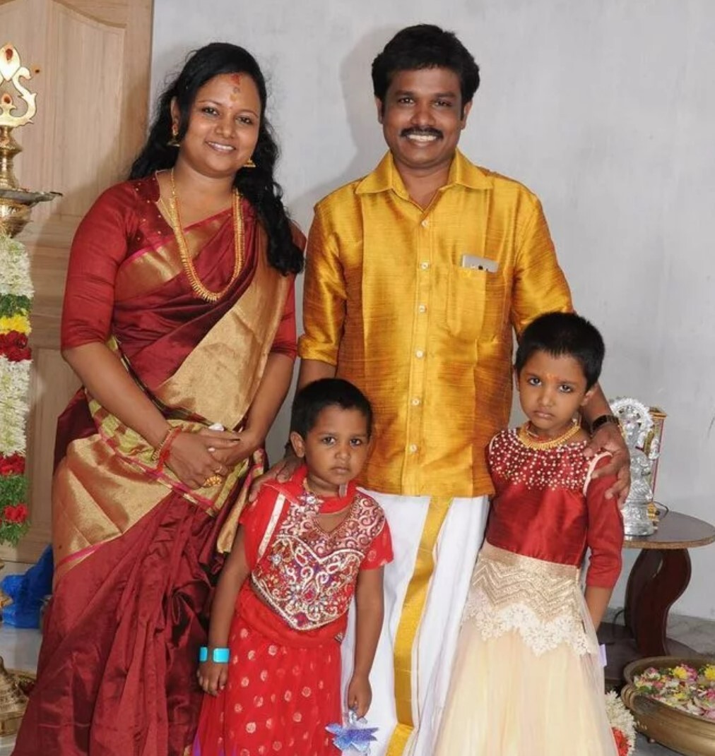 PHOTOS : ஸ்டாண்ட் அப் காமெடியின் சாம்பியன்.. மதுரை முத்துவின் மனைவி, குழந்தைகளை பாத்துருக்கீங்களா! 