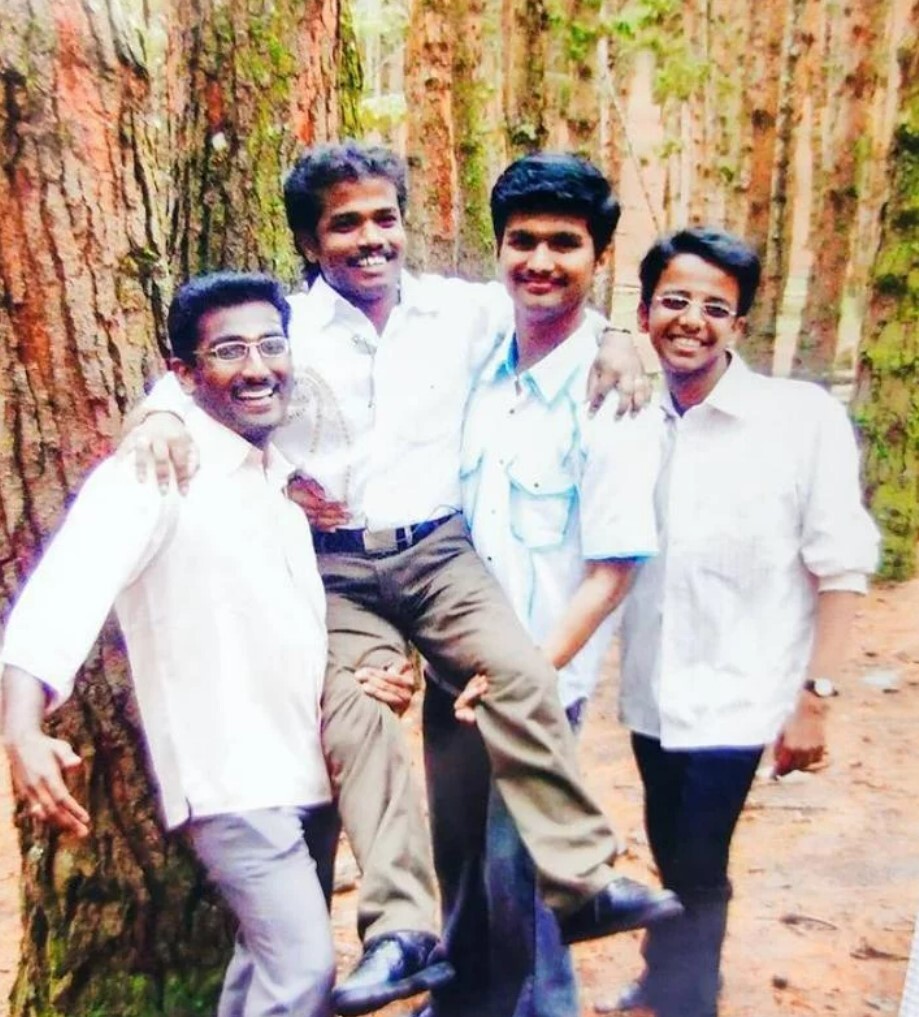 PHOTOS : ஸ்டாண்ட் அப் காமெடியின் சாம்பியன்.. மதுரை முத்துவின் மனைவி, குழந்தைகளை பாத்துருக்கீங்களா! 