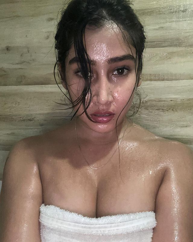 Sofia Ansari Photos: नहाते हुए सोफिया अंसारी की बाथरूम फोटोज हुईं वायरल! भीगा बदन देख फैंस ने भरी आहें 