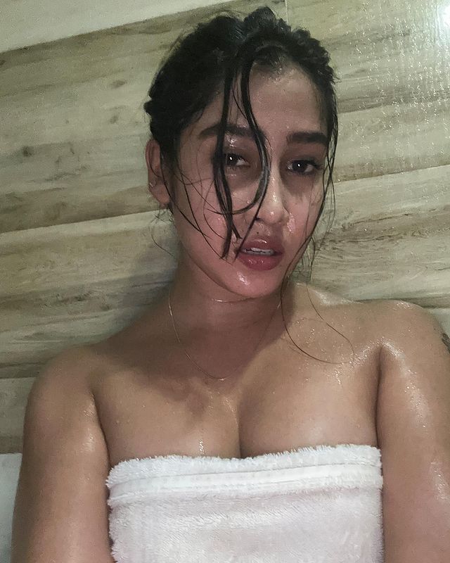 Sofia Ansari Photos: नहाते हुए सोफिया अंसारी की बाथरूम फोटोज हुईं वायरल! भीगा बदन देख फैंस ने भरी आहें 